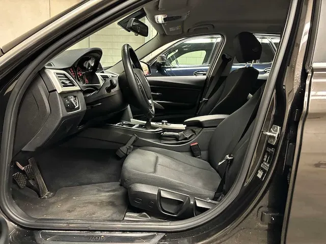 Bmw 318i touring centennial executive 136pk 2017 3-serie (origineel-nl), kz-621-p - afbeelding 31 van  55