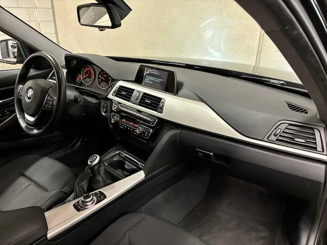 Bmw 318i touring centennial executive 136pk 2017 3-serie (origineel-nl), kz-621-p - afbeelding 32 van  55