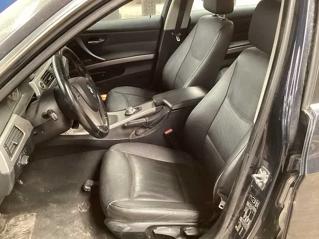 Bmw 330 xi personenauto - afbeelding 16 van  19
