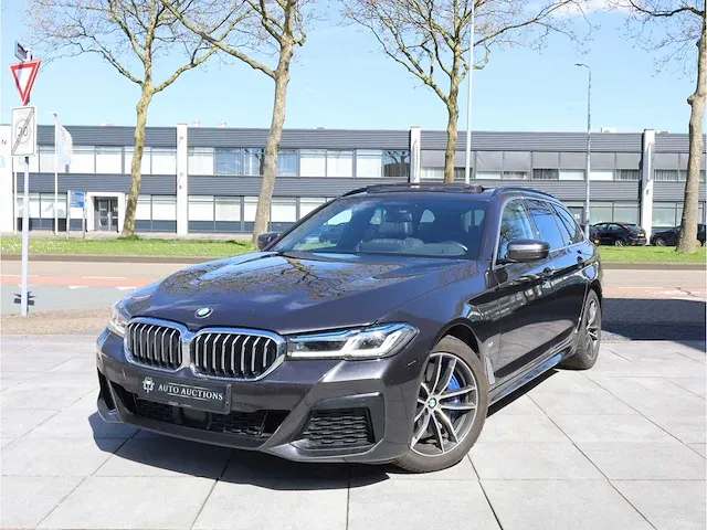 Bmw 5-serie touring 540i xdrive business edition plus sensatec automaat 2021 laser camera dodehoek panoramadak memory - afbeelding 1 van  44