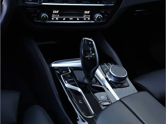 Bmw 5-serie touring 540i xdrive business edition plus sensatec automaat 2021 laser camera dodehoek panoramadak memory - afbeelding 25 van  44
