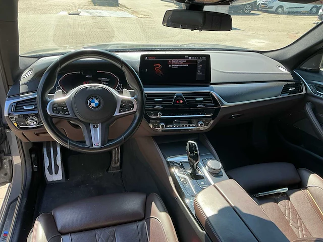 Bmw 545e xdrive m sport personenauto - afbeelding 4 van  86