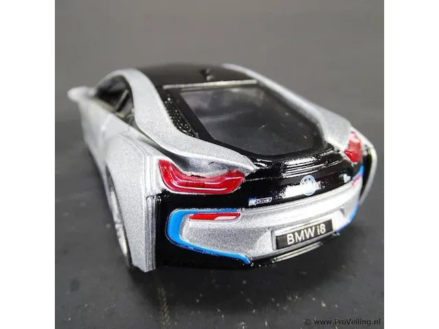 Bmw i8 zilver/zwart schaal 1:36. die-cast metaal schaalmodel. - afbeelding 3 van  5