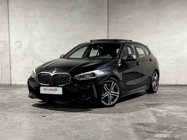 Bmw m135i xdrive high executive 306pk 2020 1-serie f40, p-072-ph - afbeelding 1 van  42