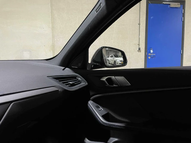 Bmw m135i xdrive high executive 306pk 2020 1-serie f40, p-072-ph - afbeelding 28 van  42
