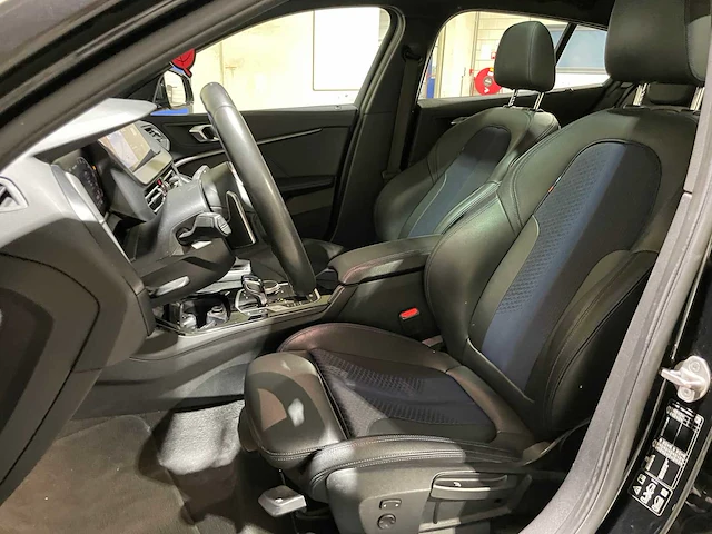Bmw m135i xdrive high executive 306pk 2020 1-serie f40, p-072-ph - afbeelding 31 van  42