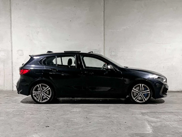 Bmw m135i xdrive high executive 306pk 2020 1-serie f40, p-072-ph - afbeelding 9 van  42