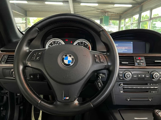 Bmw m3 cabriolet e93 4.0 v8 420pk 2008 handgeschakeld youngtimer - afbeelding 24 van  56