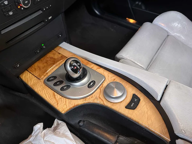 Bmw m5 5.0 v10 500pk 2006 5-serie youngtimer - afbeelding 28 van  46