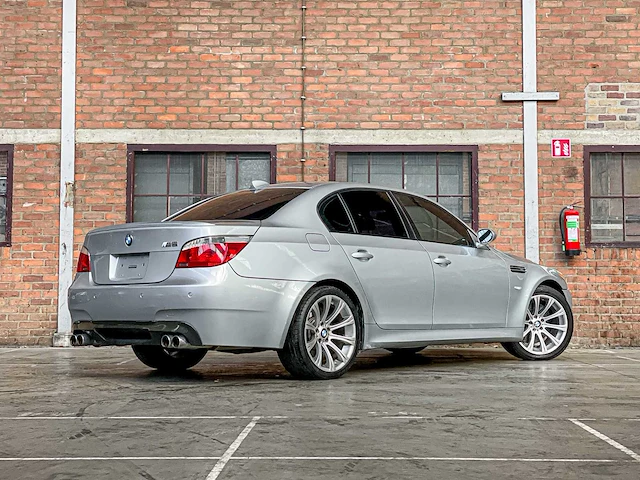 Bmw m5 5.0 v10 e60 500pk 2006 5-serie youngtimer - afbeelding 2 van  44