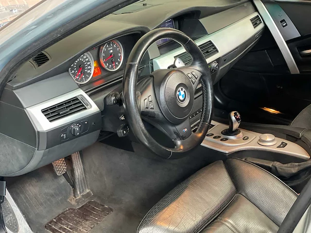 Bmw m5 5.0 v10 e60 500pk 2006 5-serie youngtimer - afbeelding 25 van  44