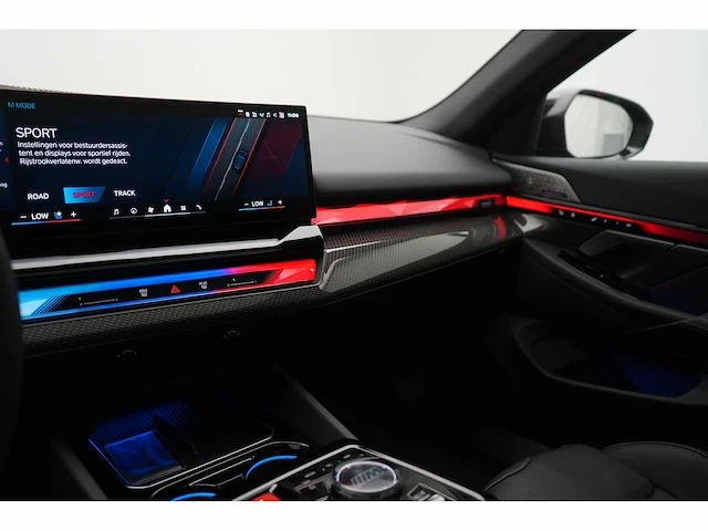 Bmw m5 touring 4.4 v8 hybride 728pk automaat 2025 nieuwe auto - afbeelding 28 van  69
