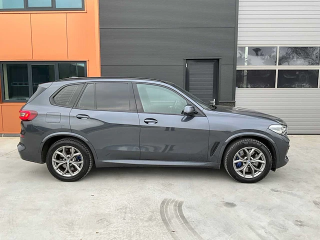 Bmw x5 45e xdrive g05 m sport phev / plug-in hybrid suv / personenauto - afbeelding 45 van  48