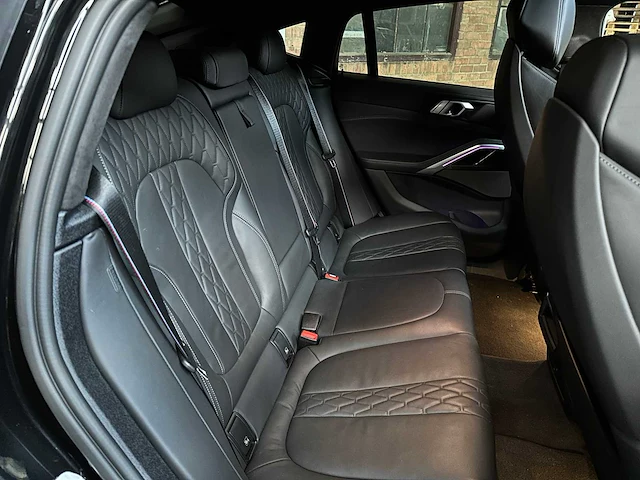 Bmw x6 m50i xdrive 4.4 v8 high executive 530pk 2023 (origineel-nl + 1e eigenaar), s-666-jn - afbeelding 40 van  83