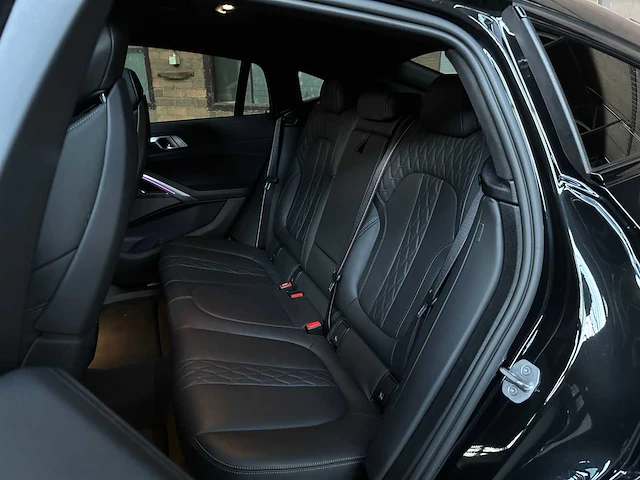 Bmw x6 m50i xdrive 4.4 v8 high executive 530pk 2023 (origineel-nl + 1e eigenaar), s-666-jn - afbeelding 49 van  83