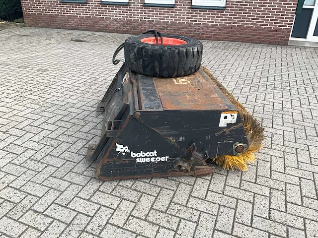 Bobcat sweeper 60 straatveegmachine - afbeelding 2 van  7