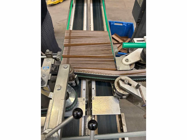 Bobst handypack semi-automatische aflegtafel voor vouw plak lijnen - afbeelding 6 van  9