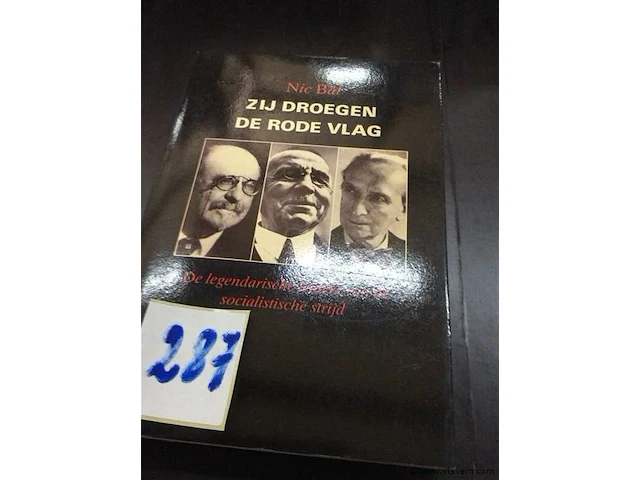 Boek " zij droegen de rode vlag " - afbeelding 1 van  2