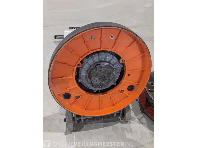 Boen-/schrobmachine numatic, hfm 1515, bouwjaar 2013 - afbeelding 12 van  14