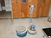 Boenmachine met diverse schijven. - afbeelding 1 van  4