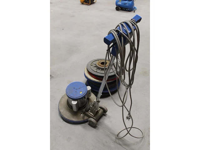 Boenmachine met diverse schijven. - afbeelding 4 van  4