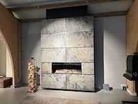 Boley special design hout haard opstelling met elektrisch schuifglas/vonkenscherm en stalen leisteen look design ombouw