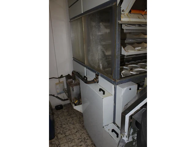 Bollenrijskast wp haton. vermoedelijk bouwjaar 1996. let op: kavel is onderdeel van combinatiekavel b003 onderdeel van combinatiekavel combinatiekavel zijnde een complete brooddeeglijn bestaande uit deegscheider parta u, kegelopboller cr59 en bollenrijskast wp haton en opmaker / langmaker benier beversal. - afbeelding 5 van  5