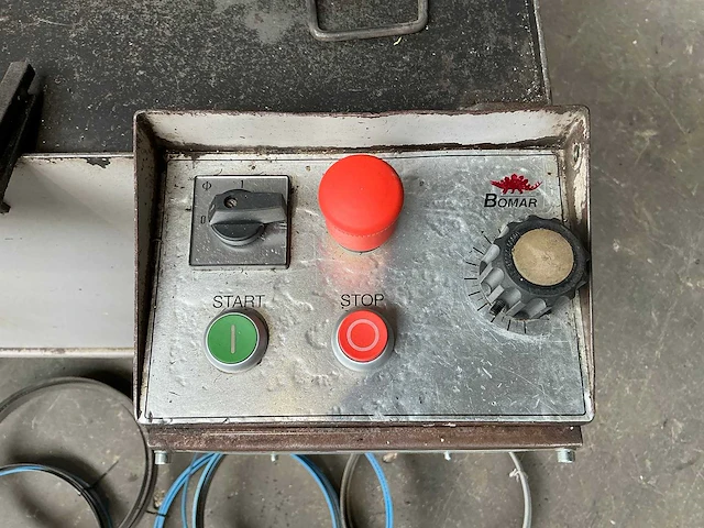 Bomar - 2002 - ergonomic 320.250 dgh - bandzaagmachine - afbeelding 11 van  14