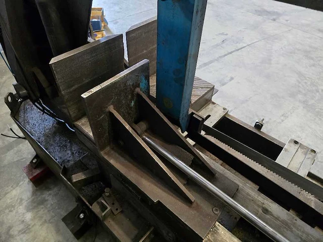 Bomar - 2004 - t s a 60 60 - verticale bandzaagmachine - afbeelding 8 van  11