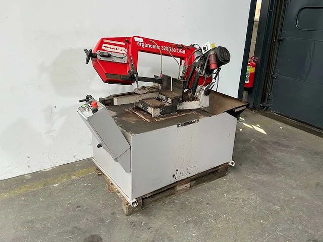 Bomar - 2007 - ergonomic 320.250 dgh - bandzaagmachine - afbeelding 2 van  9