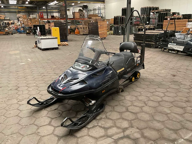 Bombardier wide track sneeuwscooter - afbeelding 1 van  11