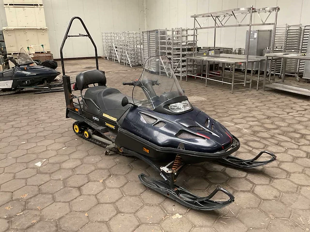 Bombardier wide track sneeuwscooter - afbeelding 4 van  11