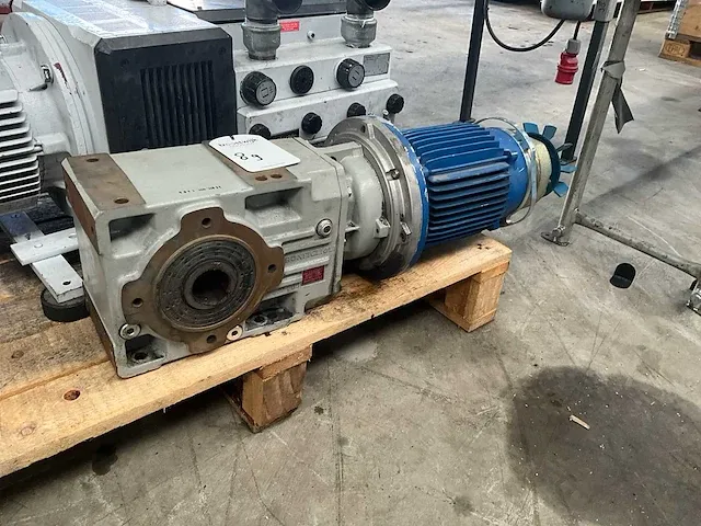 Bonfiglioli a412 elektromotor met vertragingskast - afbeelding 1 van  5