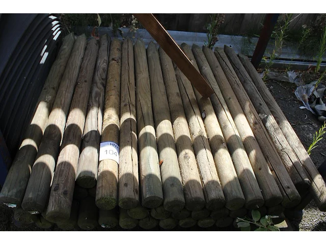 Boompalen/tuinpalen, lengte 100 cm, doorsnede 55 mm. circa 40 stuks. let op: exclusief metalen bokken. - afbeelding 1 van  2
