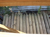 Boompalen/tuinpalen, lengte 100 cm, doorsnede 55 mm. circa 40 stuks. let op: exclusief metalen bokken. - afbeelding 2 van  2