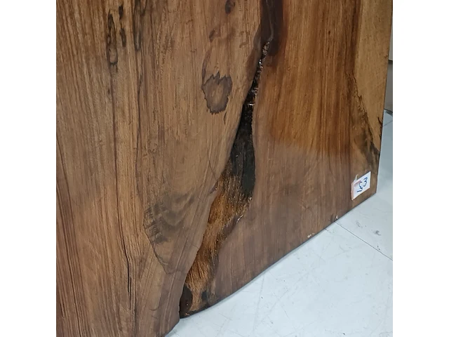 Boomstam eettafel suar met epoxylaag, 2025 - afbeelding 3 van  5