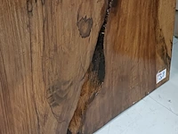 Boomstam eettafel suar met epoxylaag, 2025 - afbeelding 3 van  5