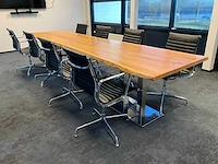 Boomstam vergadertafel met 8 vergaderstoelen