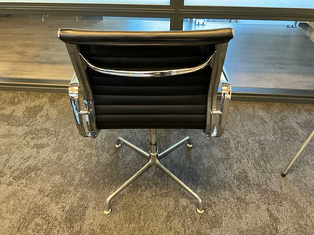 Boomstam vergadertafel met 8 vergaderstoelen - afbeelding 8 van  8