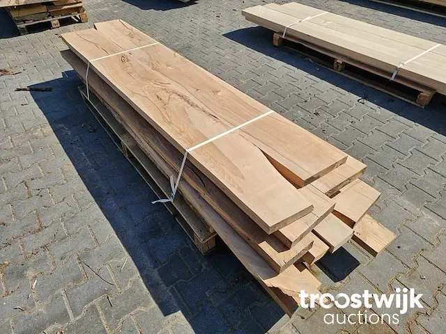 Boomstamplanken diverse houtsoorten en afmetingen, ovengedroogd en geschaafd 17 stuks 201-270cm breedte 27cm dikte 4,5cm - afbeelding 1 van  7