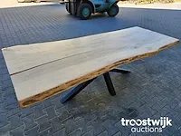 Boomstamtafel populier gelakt incl. stalen onderstel 254cm breedte 94-100cm hoogte 75cm - afbeelding 3 van  5