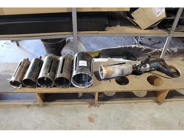 Boorhamer bosch met 6 potboren met diverse doorsneden w.o. 195mm, 155mm en 115mm. - afbeelding 1 van  4