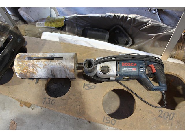 Boorhamer bosch met 6 potboren met diverse doorsneden w.o. 195mm, 155mm en 115mm. - afbeelding 3 van  4