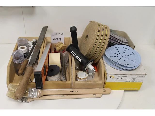 Boorkoppen, bouwpotloden, verfkwasten, bitjes, nylon draad, schuurpads, jute band, vijl, waterpas, enz. in ... - afbeelding 1 van  1