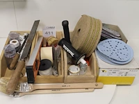 Boorkoppen, bouwpotloden, verfkwasten, bitjes, nylon draad, schuurpads, jute band, vijl, waterpas, enz. in ... - afbeelding 1 van  1