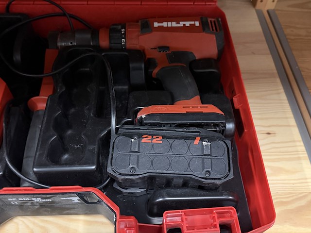 Boormachine in koffer met 2x accu, 1x lader hilti - afbeelding 3 van  4