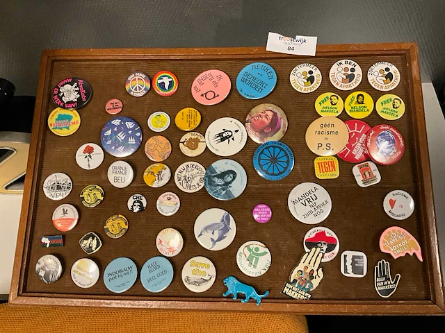 Bord met buttons - afbeelding 1 van  3