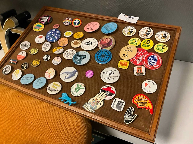 Bord met buttons - afbeelding 2 van  3