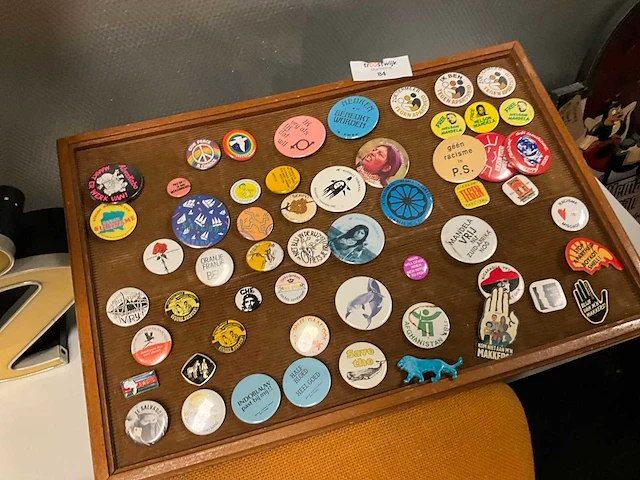 Bord met buttons - afbeelding 3 van  3