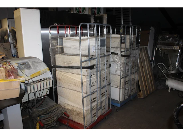 Borden doorsnede 26 cm in twee rolcontainers, ruim 600 stuks - afbeelding 1 van  2